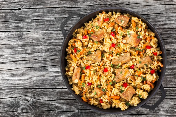 Paella casera preparada con carne, pimienta, verduras —  Fotos de Stock