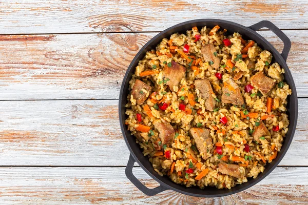 Paella caseiro preparado com carne, pimenta, legumes — Fotografia de Stock