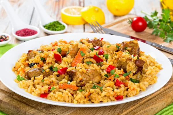 Paella con carne, pimienta, verduras y especias en el plato — Foto de Stock