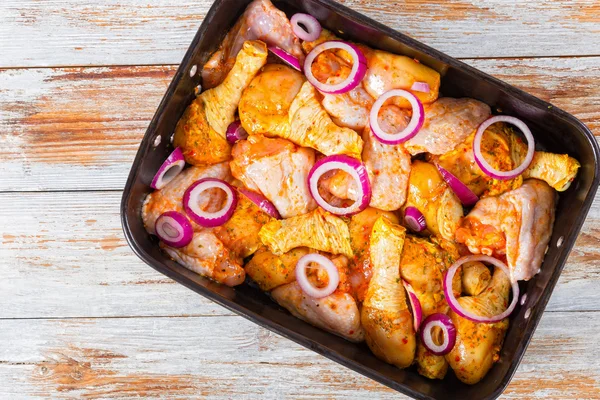 Asas de frango e baqueta, cebola vermelha marinada com especiarias — Fotografia de Stock