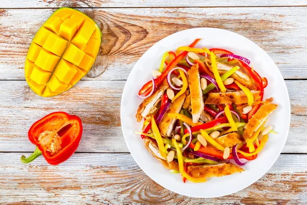 Kippenvlees met mango, pinda's, paprika, rode ui salade — Stockfoto