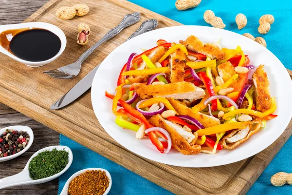 Brood crumbed kippenvlees, pinda's, mango en paprika salade — Stockfoto