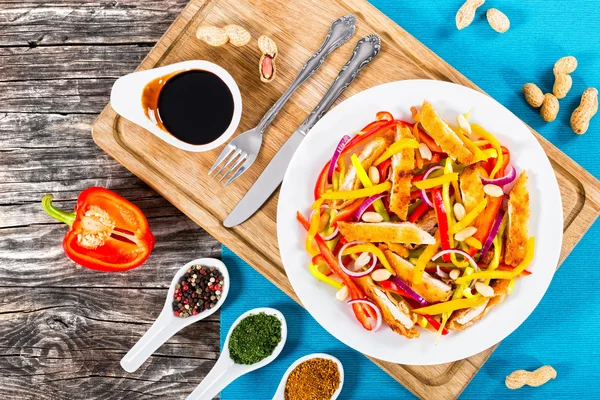 Brood crumbed kip karbonade, pinda's, mango, paprika salade — Stockfoto