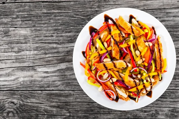 Mango, carne de pollo, cacahuetes, pimiento, ensalada de cebolla roja —  Fotos de Stock