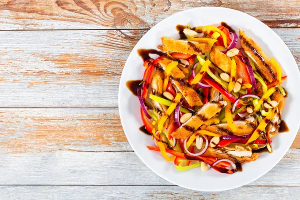 Mango met kippenvlees, pinda's, paprika, rode ui salade — Stockfoto