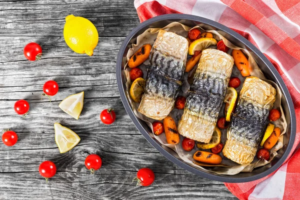 Filete cozido no forno de scomber com cenouras, tomates cereja e limão — Fotografia de Stock