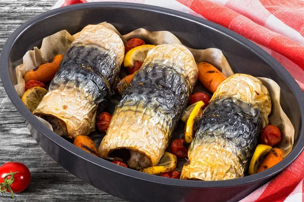 Filet de scomber cuit aux carottes, tomates cerises et citron — Photo