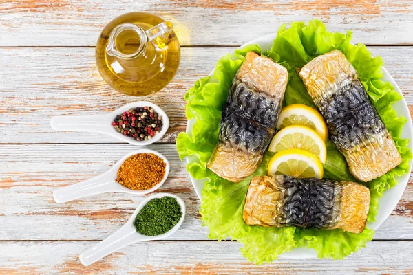 Gebakken filet van makreel op sla salade op witte schotel — Stockfoto