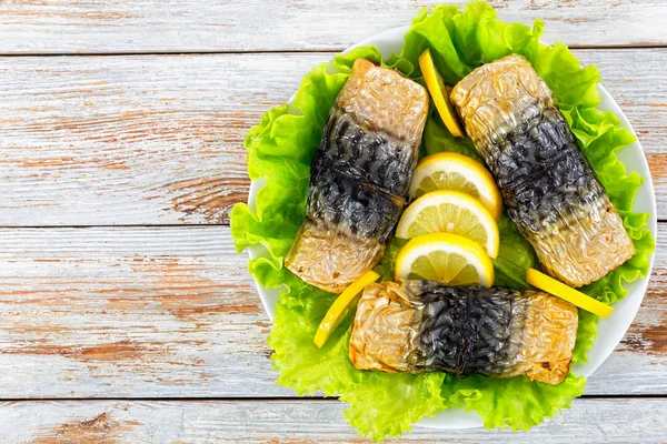 Rohlíky up filetů z makrely s grilovanou zeleninou — Stock fotografie