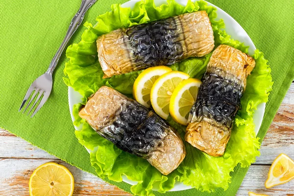 Filete de caballa al horno saludable sobre hojas de lechuga — Foto de Stock