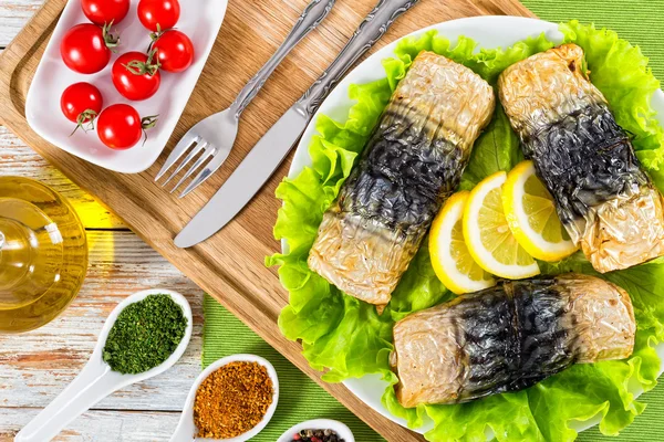 Gebackenes Makrelenfilet auf Salat auf weißem Teller — Stockfoto