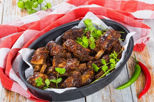 Costelas pegajosas fritas temperadas com alho picante gengibre churrasco saú — Fotografia de Stock