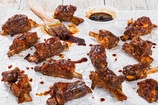 Hot sticky žebra ochucený sojovou česnek zázvor barbecue omáčkou — Stock fotografie