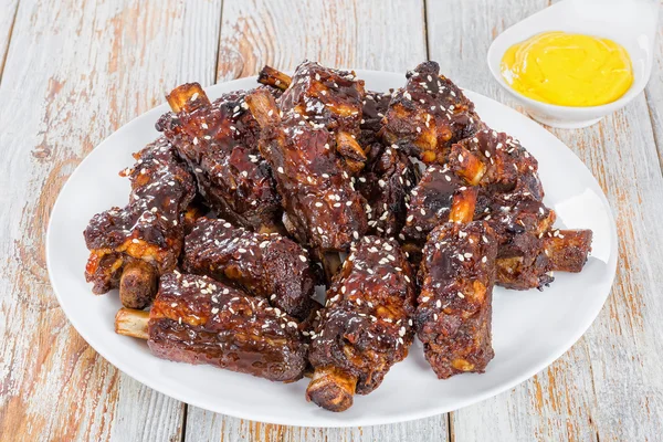 Chinese spicy fried  Ribs on white dish, close-up — Stock fotografie