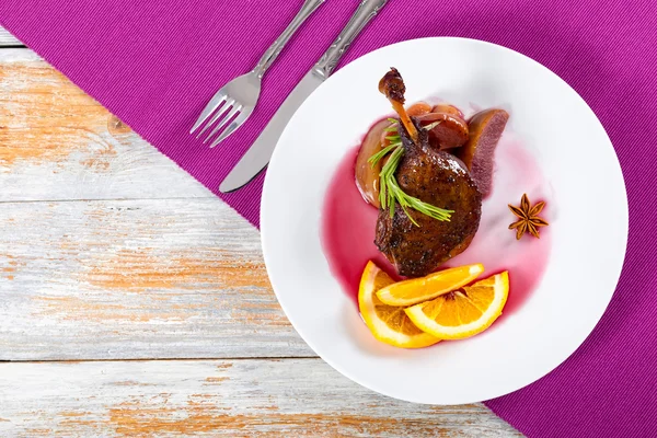 Pata de pato frito en vino con rodajas de naranja y manzana — Foto de Stock