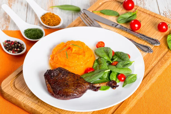 Roasted duck leg with mashed pumpkin and salad — Stock Image Roasted duck leg with mashed pumpkin and salad Stock Image