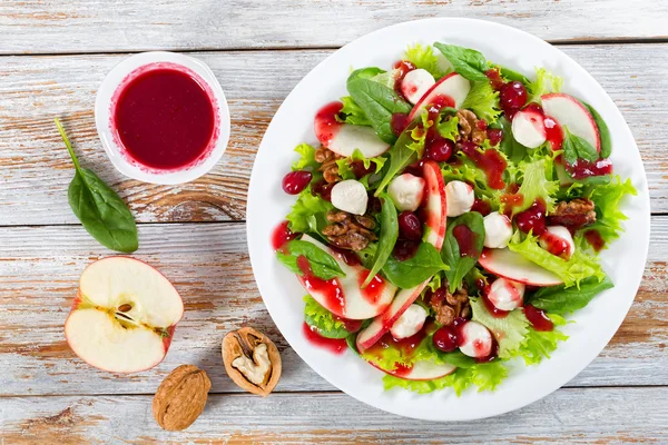 Salad of apple, spinach, mini mozzarella balls, lettuce leaves, — Stock Photo, Image