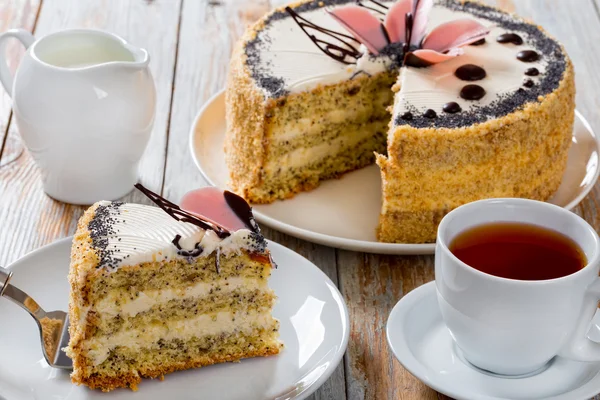 Torta de esponja con semillas de amapola en capas con crema — Foto de Stock