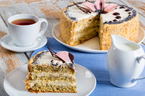 Бисквитный торт с маковыми семечками с вырезанным кусочком — стоковое фото