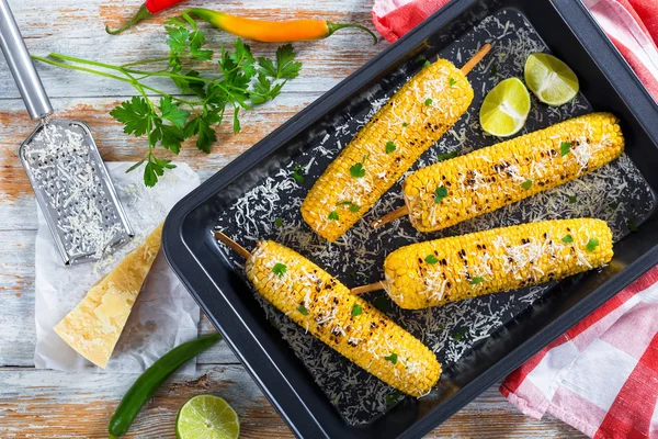 Grilled corn in dish, view from above — Stockfoto
