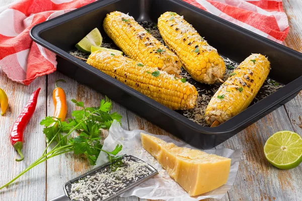 Grilled corn in dish, view from above, close-up — Stock Photo, Image