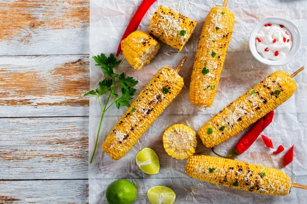 Smaczny kukurydza z grilla na cob posypane natką pietruszki i parmezanem — Zdjęcie stockowe