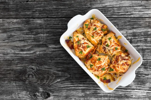 Gefüllte Hühnerbrust mit Schinken, Käse, Tomaten — Stockfoto