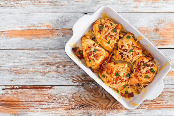 Pechuga de pollo rellena con jamón, queso, tomates, vista desde abo — Foto de Stock