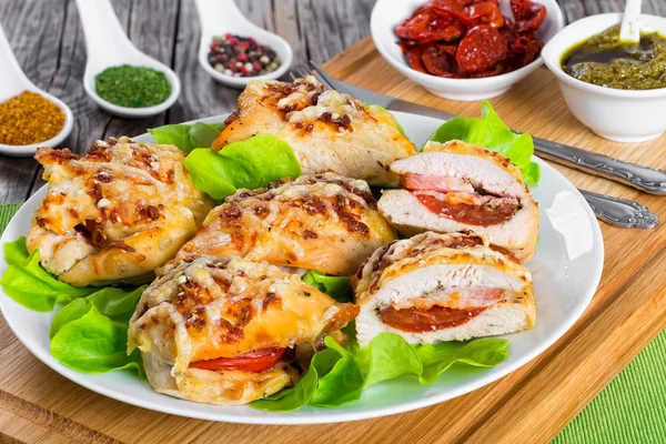 Peito de frango recheado com presunto, queijo, tomate — Fotografia de Stock