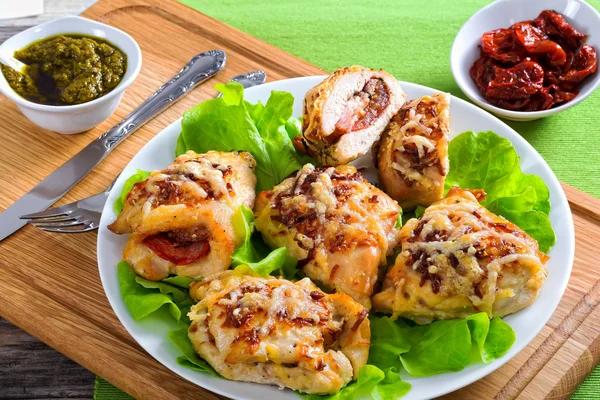 Peito de frango recheado com presunto, queijo, tomate, vista de abo — Fotografia de Stock