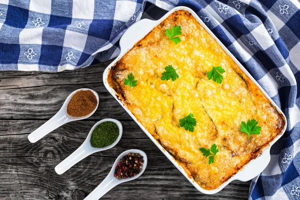 Moussaka horneado en horno en plato de raso —  Fotos de Stock