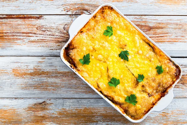 Deliciosa moussaka em prato gratinado, vista de cima — Fotografia de Stock