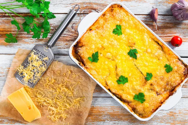 Moussaka gebakken in de oven in gratin schotel — Stockfoto