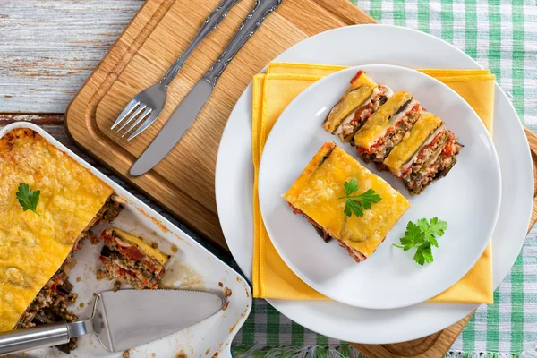 Porție de moussaka stratificate delicioase tăiate în felii — Fotografie, imagine de stoc