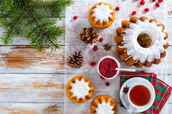 Prăjituri delicioase de rom cu glazură de zahăr și afine — Fotografie, imagine de stoc