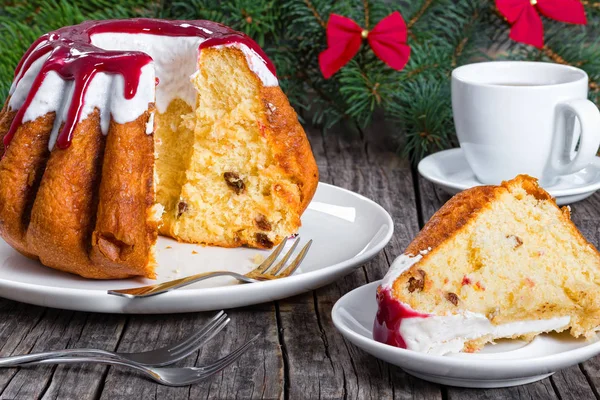 Шматок різдвяного торта на тарілці, крупним планом — стокове фото