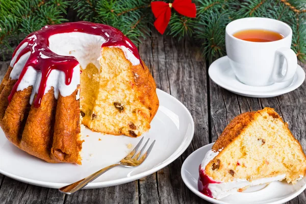 Шматок різдвяного торта на тарілці, крупним планом — стокове фото