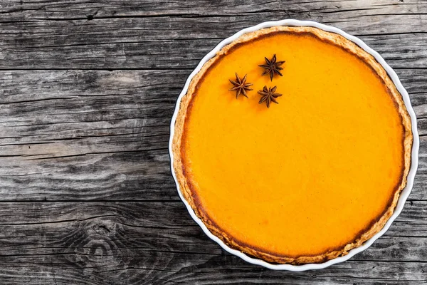 Homemade delicious Fresh round bright orange homemade pumpkin pi — Stock Photo, Image