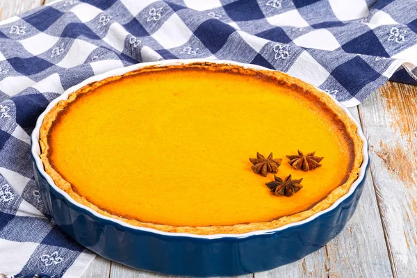 Delicious Fresh round bright orange homemade pumpkin pie — Stock Photo, Image