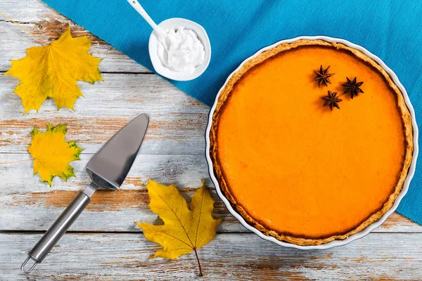 Labu labu yang berwarna oranye yang lezat, membuka pie dalam hidangan roti. — Stok Foto