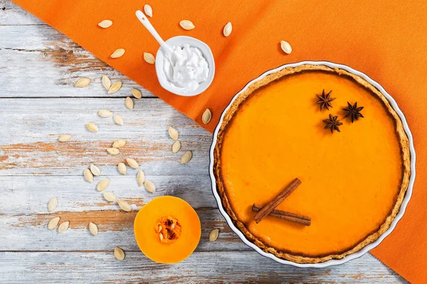おいしい明るいオレンジ自家製カボチャのパイ、トップ ビュー — ストック写真