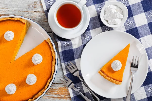 Portion of delicious bright orange pumpkin open pie on plate — Stock Photo, Image