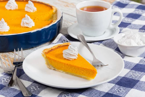 Slice of Pumpkin tart - traditional dessert for festive dinner — Stock Photo, Image