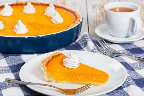 Slice of Pumpkin tart - traditional dessert, close-up — Stock Photo, Image
