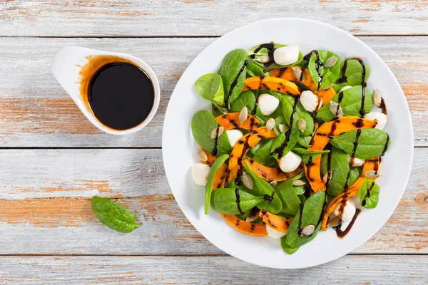 Grillad pumpa, mini mozzarella och spenatsallad — Stockfoto