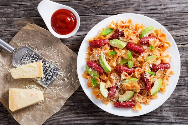 Korv bowtie varm Pastasallad med avokado skivor och ost — Stockfoto
