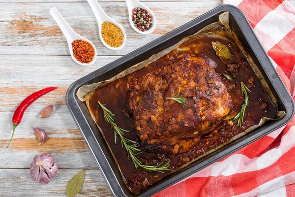 Oven-gebarbecued varkensvlees schouder gegrild in de pan te roosteren — Stockfoto