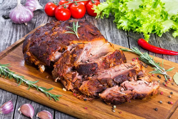 Grande pezzo di lento cotto forno-barbecue tirato spalla di maiale — Foto Stock