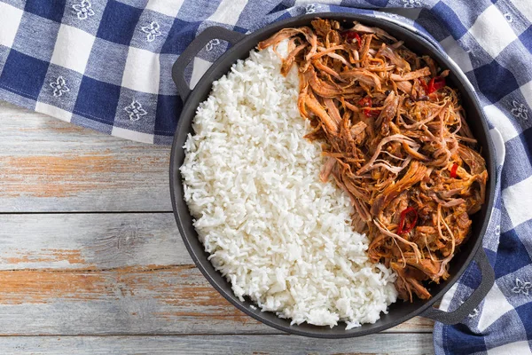 Pulled pork med långkornigt basmati ris i järn stewpot — Stockfoto