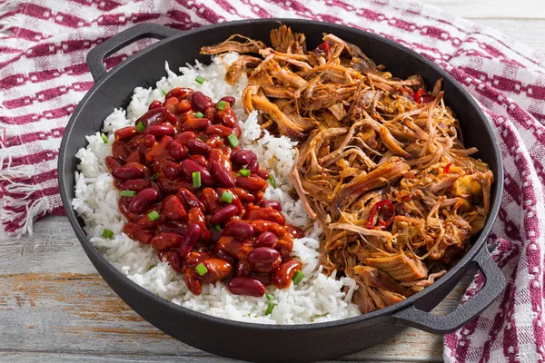 Porco puxado com arroz basmati de grão longo e feijão vermelho — Fotografia de Stock